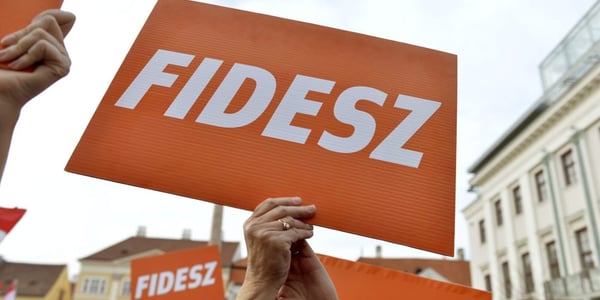 Fidesz táblák egy keresztény demonstráción