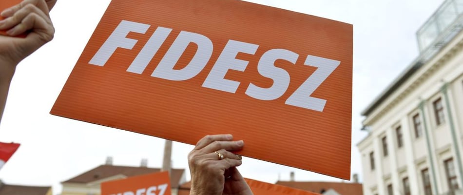 Fidesz táblák egy keresztény demonstráción